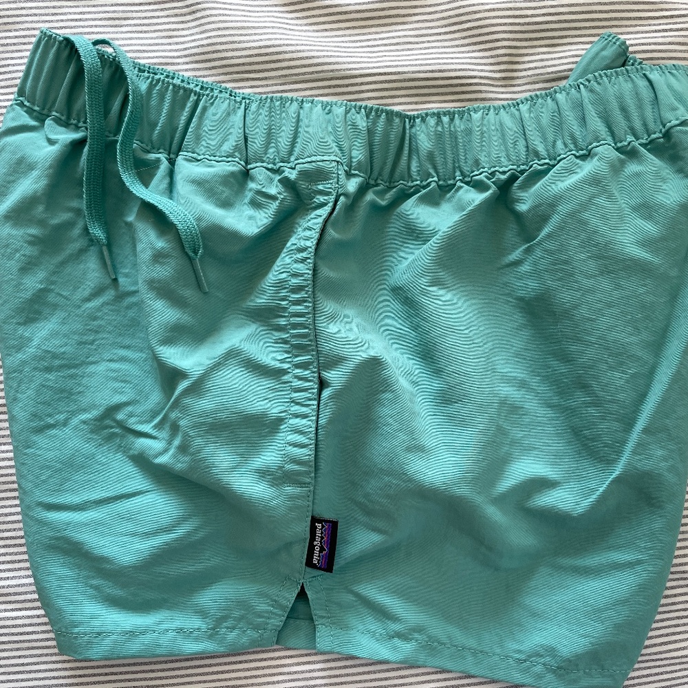 Patagonia Women’s Teal Baggies 2 1/2” inseam - size M